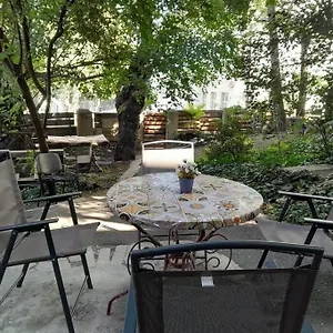Eka's With A Beautiful Garden Апартаменты